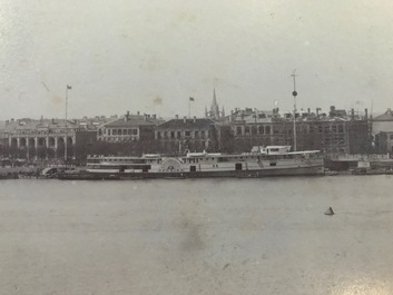 Un album de neuf photos argentiques dont une vue panoramique du Bund &agrave; Shanghai, Chine, dat&eacute; 1899