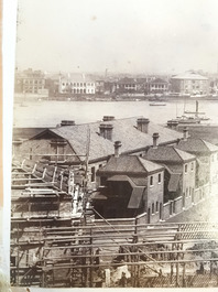 Un album de neuf photos argentiques dont une vue panoramique du Bund &agrave; Shanghai, Chine, dat&eacute; 1899