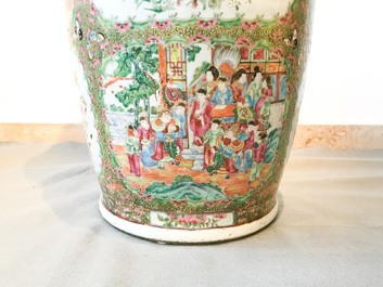 Une paire de grands vases en porcelaine de Chine famille rose de Canton, 19&egrave;me