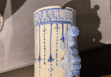 Une paire de vases de forme 'moonflask' et un pot couvert en porcelaine de Chine en bleu et blanc, 19&egrave;me