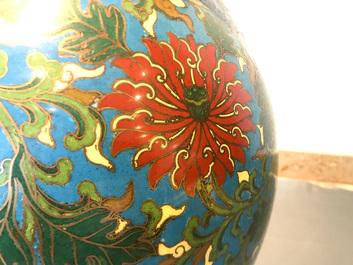 Un grand vase de forme hu en &eacute;maux cloisonn&eacute;s, marque Qi Yu Bao Tung Chih Chen, Chine, 19&egrave;me