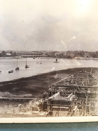 Un album de neuf photos argentiques dont une vue panoramique du Bund &agrave; Shanghai, Chine, dat&eacute; 1899