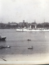 Un album de neuf photos argentiques dont une vue panoramique du Bund &agrave; Shanghai, Chine, dat&eacute; 1899