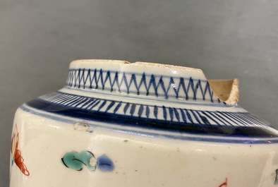 Een polychrome Japanse Kakiemon vaas met floraal decor, Edo, 17e eeuw