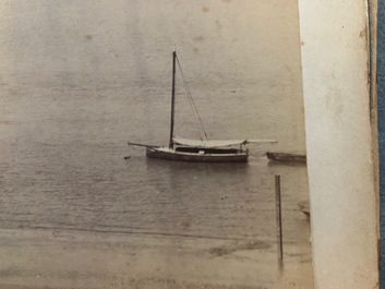 Un album de neuf photos argentiques dont une vue panoramique du Bund &agrave; Shanghai, Chine, dat&eacute; 1899