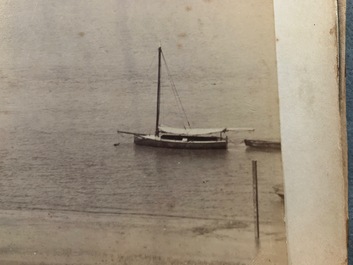 Un album de neuf photos argentiques dont une vue panoramique du Bund &agrave; Shanghai, Chine, dat&eacute; 1899