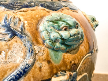 Een grote Chinese meerkleurige steengoed martavaan met deksel, Ming/Qing