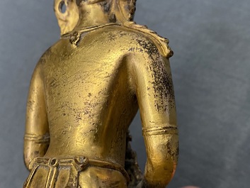 Een Chinese met koraal en turkoois ingelegde verguld bronzen figuur van Boeddha Amitayus, 18/19e eeuw