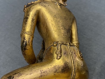 Een Chinese met koraal en turkoois ingelegde verguld bronzen figuur van Boeddha Amitayus, 18/19e eeuw