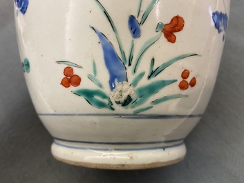 Een polychrome Japanse Kakiemon vaas met floraal decor, Edo, 17e eeuw