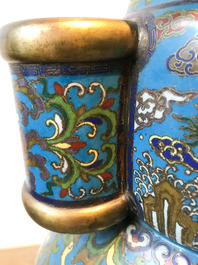 Een grote Chinese cloisonn&eacute; hu vaas met lotusslingers, gemerkt Qi Yu Bao Tung Chih Chen, 19e eeuw