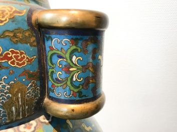 Een grote Chinese cloisonn&eacute; hu vaas met lotusslingers, gemerkt Qi Yu Bao Tung Chih Chen, 19e eeuw