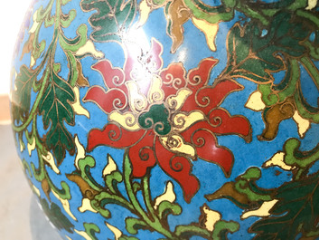 Un grand vase de forme hu en &eacute;maux cloisonn&eacute;s, marque Qi Yu Bao Tung Chih Chen, Chine, 19&egrave;me