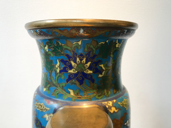 Een grote Chinese cloisonn&eacute; hu vaas met lotusslingers, gemerkt Qi Yu Bao Tung Chih Chen, 19e eeuw