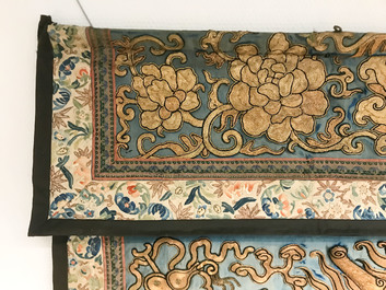 Un tapis mural en soie brod&eacute;e au fil d'or &agrave; d&eacute;cor d'un dragon, Chine, 19&egrave;me