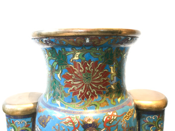 Een grote Chinese cloisonn&eacute; hu vaas met lotusslingers, gemerkt Qi Yu Bao Tung Chih Chen, 19e eeuw