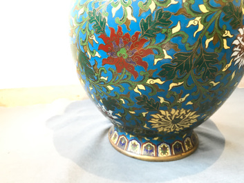 Een grote Chinese cloisonn&eacute; hu vaas met lotusslingers, gemerkt Qi Yu Bao Tung Chih Chen, 19e eeuw