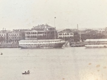 Un album de neuf photos argentiques dont une vue panoramique du Bund &agrave; Shanghai, Chine, dat&eacute; 1899