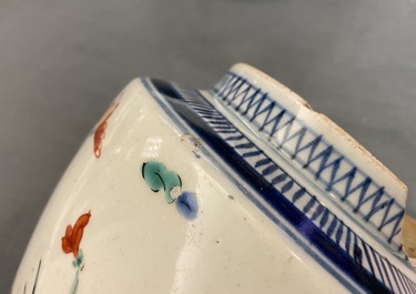 Een polychrome Japanse Kakiemon vaas met floraal decor, Edo, 17e eeuw