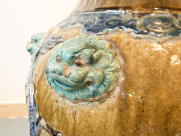 Een grote Chinese meerkleurige steengoed martavaan met deksel, Ming/Qing