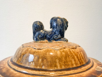 Un grand pot couvert de type martaban en gr&egrave;s &eacute;maill&eacute; polychrome, Ming/Qing