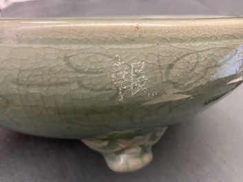 Een grote Chinese Longquan celadon driepotige wierookbrander, Ming