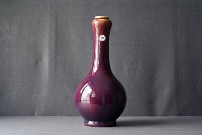Un vase de forme bouteille en porcelaine de Chine dite 'flamb&eacute;', Qianlong