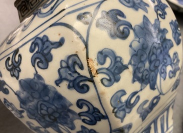 Een Chinese hexagonale blauw-witte vaas met lotusslingers, gemerkt met haas, Wanli