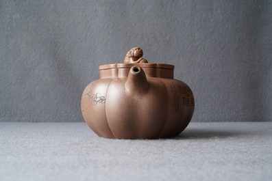 A Chinese Yixing stoneware teapot and cover with inscription, impressed seal marks, 19/20th C.