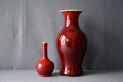 Twee Chinese monochrome langyao vazen met rood glazuur, 19e eeuw