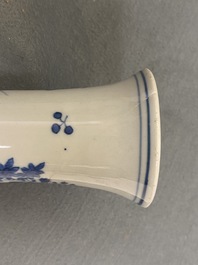 Deux vases en porcelaine de Chine en bleu et blanc &agrave; d&eacute;cor floral, &eacute;poque Transition