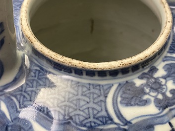 Een Chinese blauw-witte wijnkan met figuren, Wanli