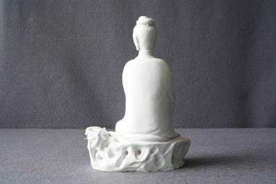 Une figure de Guanyin en porcelaine blanc de Chine, 18/19&egrave;me