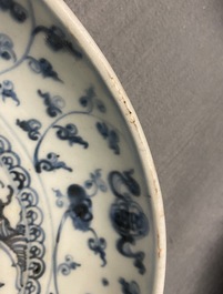 Twee Chinese blauw-witte schotels met een pauw en met vissen, Hongzhi