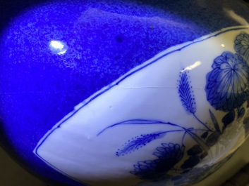 Un vase en porcelaine de Chine en bleu et blanc &agrave; fond bleu poudr&eacute;, Kangxi