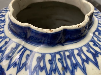 Een Chinese blauw-witte vaas met eekhoorns op druivenranken, Wanli/Jiajing