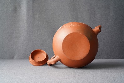 Een grote Chinese Yixing steengoed theepot met druivenranken in reli&euml;f, Kangxi