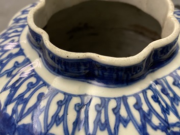 Een Chinese blauw-witte vaas met eekhoorns op druivenranken, Wanli/Jiajing