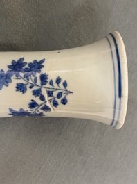 Twee Chinese blauw-witte vazen met floraal decor, Transitie periode