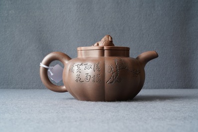 A Chinese Yixing stoneware teapot and cover with inscription, impressed seal marks, 19/20th C.