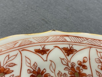 Trois assiettes en porcelaine de Chine en rouge de fer et dor&eacute;, Kangxi