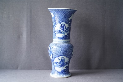 Une vase de forme yenyen en porcelaine de Chine en bleu et blanc, Kangxi