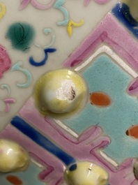 Un tabouret en porcelaine de Chine famille rose, 19&egrave;me
