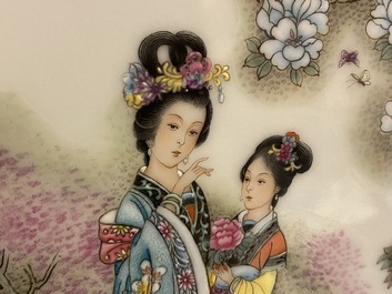 Un vase de forme cong en porcelaine de Chine famille rose, sign&eacute; Zhang Songmao, dat&eacute; 2002
