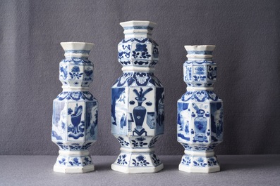 Trois vases en porcelaine de Chine en bleu et blanc, Kangxi