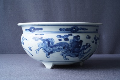 Een grote Chinese blauw-witte driepotige wierookbrander, Ming