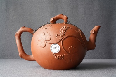 Een grote Chinese Yixing steengoed theepot met druivenranken in reli&euml;f, Kangxi