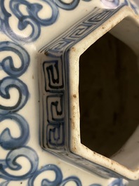 Un vase de forme hexagonale en porcelaine de Chine en bleu et blanc, marqu&eacute; au li&egrave;vre, Wanli
