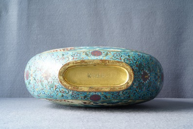 Un vase de forme 'moonflask' en &eacute;maux cloisonn&eacute;s, marque de Qianlong, 19&egrave;me
