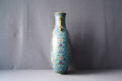 Un vase de forme 'moonflask' en &eacute;maux cloisonn&eacute;s, marque de Qianlong, 19&egrave;me